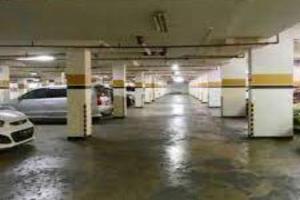 uma garagem vazia com carros estacionados nela em OYO 93761 Kemang View By Room 88 em Bekasi
