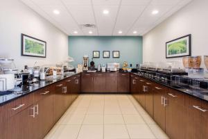 una cocina con encimera con muchos platos en Sleep Inn & Suites Middletown - Goshen, en Middletown