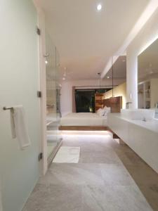 La salle de bains est pourvue d'un lit, d'une baignoire et d'un lavabo. dans l'établissement Kuun Taak Tulum, à Tulum