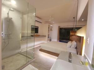 La salle de bains est pourvue d'un lit, d'une douche et d'un lavabo. dans l'établissement Kuun Taak Tulum, à Tulum