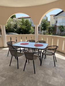 una mesa y sillas en un patio en Jasmina Apartments, en Ulcinj