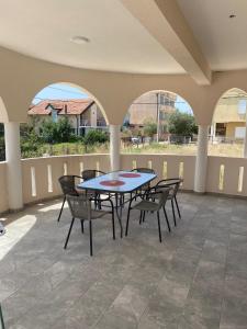 un patio con mesa y sillas con vistas en Jasmina Apartments, en Ulcinj