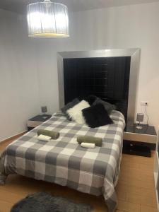 Łóżko lub łóżka w pokoju w obiekcie CASITA ANDALUZA CENTRO con PARKING sujeto a disponibilidad