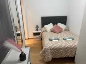 Łóżko lub łóżka w pokoju w obiekcie CASITA ANDALUZA CENTRO con PARKING sujeto a disponibilidad