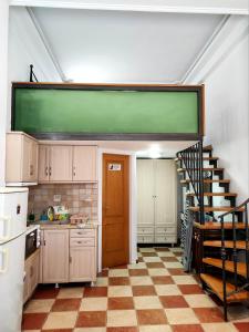 kuchnia z dużą zieloną deską na ścianie w obiekcie Villa Anna w mieście Agios Petros