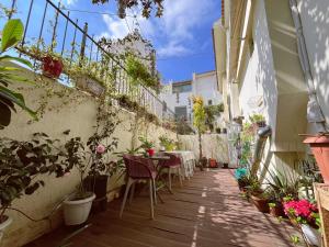 een patio met tafels en stoelen in een gebouw bij nicole's home in Athene