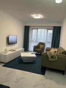 - un salon avec un canapé et une télévision dans l'établissement Dael luxury apartments, à Nairobi