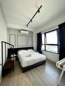 een slaapkamer met een bed en een groot raam bij Arte Plus Jalan Ampang KLCC near City Center in Kuala Lumpur