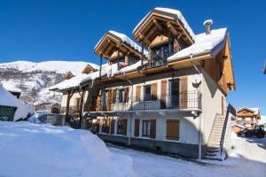 ein schneebedecktes Gebäude in der Unterkunft Chalet Les Ecrins - Studio pour 4 Personnes 94 in Valloire