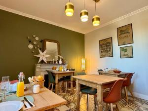 une salle à manger avec deux tables et un miroir dans l'établissement Casa-Belle Chambres d hotes, à Sérignan