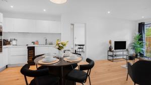 a kitchen and dining room with a table and chairs at Axium Escape- 2 bed apartment, Birmingham City Centre in Birmingham