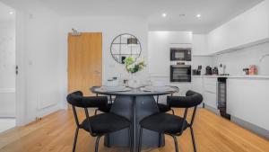 a kitchen and dining room with a table and chairs at Axium Escape- 2 bed apartment, Birmingham City Centre in Birmingham +24 photos