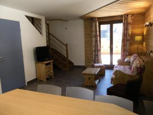 a living room with a couch and a tv at Chalet Les Pins - 3 Pièces pour 6 Personnes 84 in Valloire