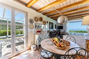 a kitchen with a table with a bowl of fruit at B&B Calata Di Soli in Miniera dellʼArgentiera