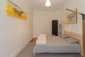 1 dormitorio con 1 cama en una habitación en Charming Principe Real perfect for Families en Lisboa