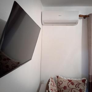 TV a/nebo společenská místnost v ubytování Guest House Ergest