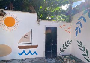 a small bathroom with a boat painted on the wall at Pousada Alto da Praia in Arraial d'Ajuda