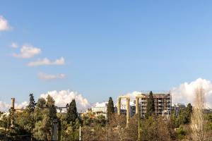 vistas a una ciudad con árboles y edificios en Home of Petros, en Atenas