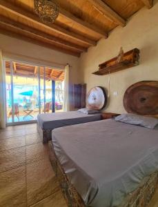 Copala的住宿－Norock club y Playa，一间卧室设有两张床,享有游泳池的景色