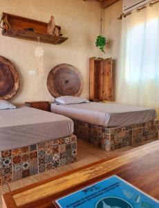 Pokój z dwoma łóżkami i znakiem na podłodze w obiekcie Norock club y Playa w mieście Copala