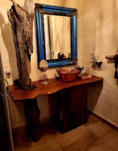W łazience znajduje się drewniana umywalka i lustro. w obiekcie Norock club y Playa w mieście Copala