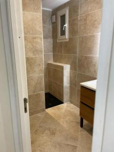 a bathroom with a shower with a sink at Charmante villa proche de la plage (classée 3*) in Pérols