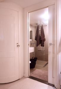 La salle de bains est pourvue d'une porte en verre menant à une douche. dans l'établissement Cozy Canal Studio, à Amsterdam