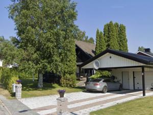 une maison avec une voiture garée dans l'allée dans l'établissement Holiday home BONÄSSUND, 