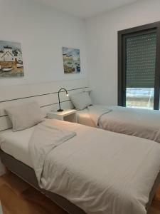 Postel nebo postele na pokoji v ubytování Moderní byt s výhledem na moře ve městě Alcaidesa