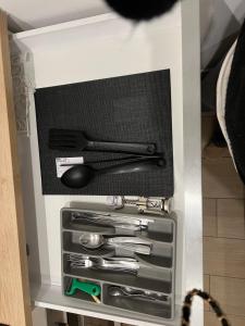 uma gaveta cheia de utensílios de cozinha numa caixa em Sublime Appart- Vue Mer-Prado13008- Proche Plage Vélodrome em Marselha