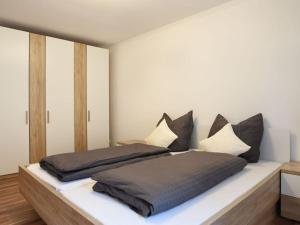 Katil atau katil-katil dalam bilik di Charming apartment in Himmelkron +21 gambar