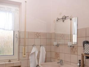 bagno con vasca, lavandino e specchio di Quaint apartment in Soest a Soest