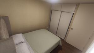 ein kleines Schlafzimmer mit einem Bett und einem Fenster in der Unterkunft LIMA - RIMAC Departamento in Lima