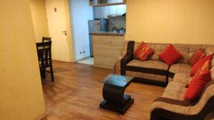 ein Wohnzimmer mit einem Sofa und einem Tisch in der Unterkunft LIMA - RIMAC Departamento in Lima