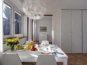 een witte eetkamer met een witte tafel en stoelen bij Holiday apartment Leo by the lake in Bad Wiessee