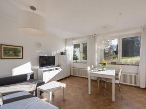 een woonkamer met een bank en een tafel bij Holiday apartment Leo by the lake in Bad Wiessee