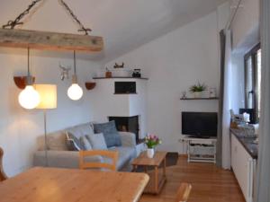 sala de estar con sofá y TV en Lively apartment in Bad Wiessee, en Bad Wiessee