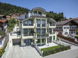 een luchtzicht op een groot huis bij Nice apartment in Hopfen am See in Hopfen am See
