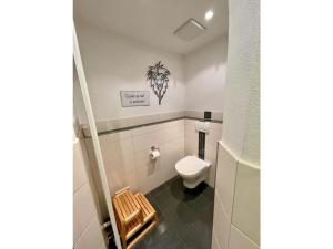 un baño con aseo y un letrero en la pared en Nice apartment in Hopfen am See, en Hopfen am See 36 fotos más