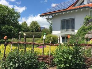 een tuin met een hek voor een huis bij Nice apartment in Bonndorf im Schwarzwald in Bonndorf im Schwarzwald