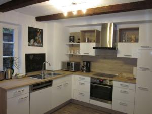 een keuken met witte kasten en een wastafel bij Majestic apartment in Olsberg in Olsberg