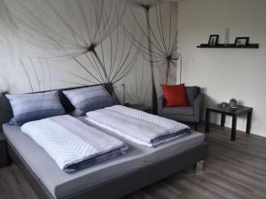 Un pat sau paturi într-o cameră la Nice apartment in Neuenkirchen