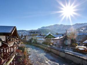 Blick auf eine Stadt mit einem Fluss und Gebäuden in der Unterkunft Apartment in Garmisch-Partenkirchen in Garmisch-Partenkirchen