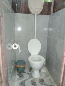 uma casa de banho com um WC branco numa cabina em Cabana bem - ti - vi em Camaçari