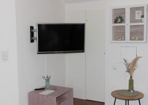 โทรทัศน์และ/หรือระบบความบันเทิงของ Moderne, gemütliche DG-Wohnung in ruhiger Lage