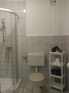 Koupelna v ubytování Zwei Bett Zimmer + 9 fotografií