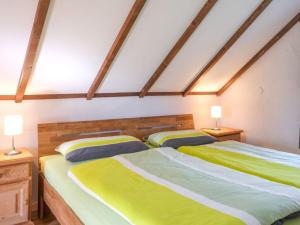 two twin beds in a room with two lamps at Lovely apartment in Straelen in Straelen