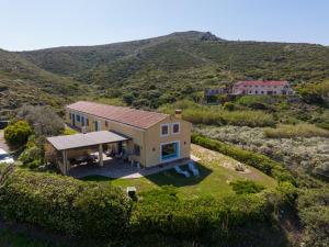 widok z góry na dom na wzgórzu w obiekcie B&B Calata Di Soli w mieście Miniera dellʼArgentiera