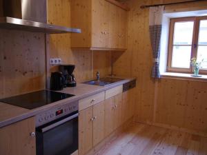 Kuchyň nebo kuchyňský kout v ubytování Characteristic apartment in Bernbeuren