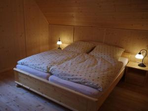 Postel nebo postele na pokoji v ubytování Characteristic apartment in Bernbeuren